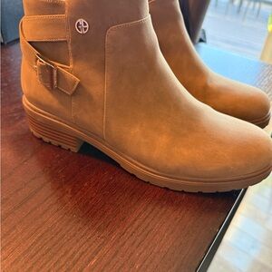 Giani Bernini Size 7.5 Tan Suede Ankle Boots
